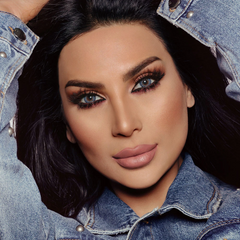 Lentes de contacto de color azul intenso brillante