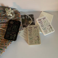 Estuche para lentes de contacto de colores con mariposas y texto simple creativo