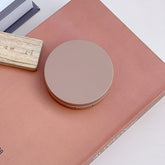 Estuche redondo para lentes de contacto de color café con leche cálido