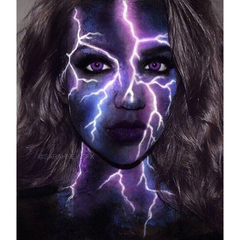 Lentes de contacto de color violeta y morado con prescripción de Vega