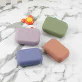 Estuche para lentes de contacto de colores con superficie de pintura lisa