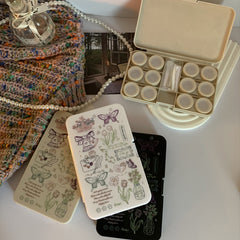 Estuche para lentes de contacto de colores con mariposas y texto simple creativo