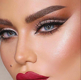 Lentes de contacto de color azul intenso brillante