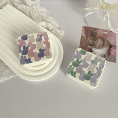 Estuche para lentes de contacto de colores con conejitos coloridos