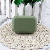 Estuche para lentes de contacto de colores con superficie de pintura lisa