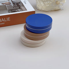 Estuche redondo para lentes de contacto de color café con leche cálido