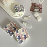 Estuche para lentes de contacto de colores con conejitos coloridos