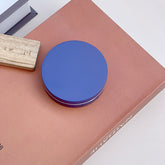 Estuche redondo para lentes de contacto de color café con leche cálido