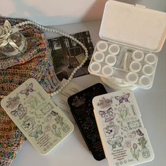 Estuche para lentes de contacto de colores con mariposas y texto simple creativo