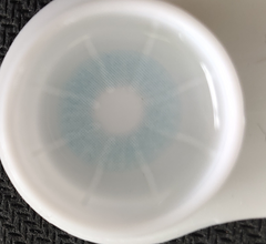 Lentes de contacto de color azul mate