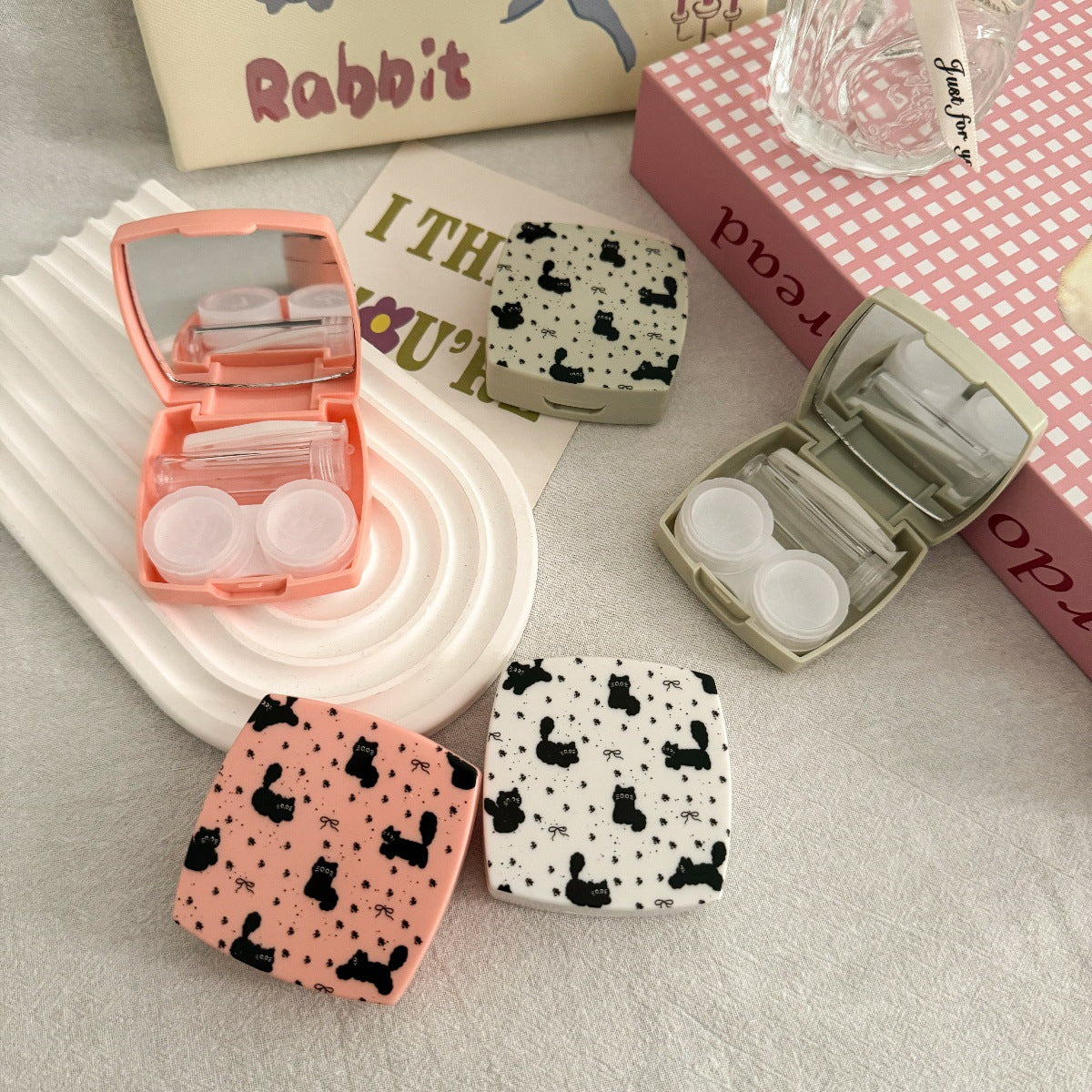 Estuche para lentes de contacto de colores con lazo floral y forma de gato 