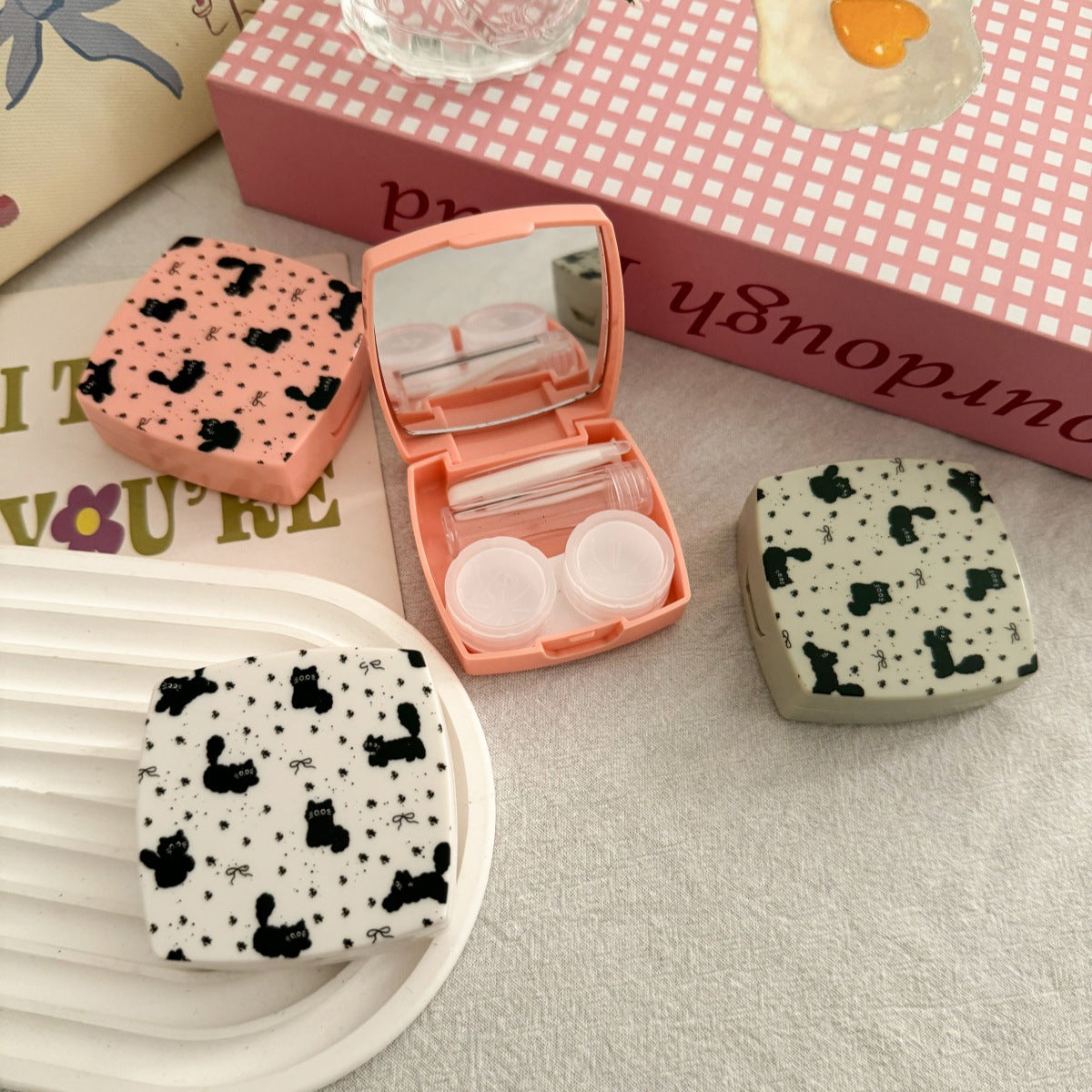 Estuche para lentes de contacto de colores con lazo floral y forma de gato 