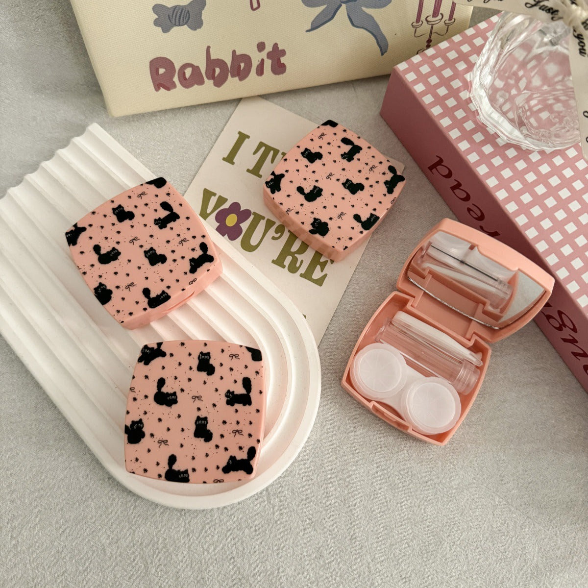 Estuche para lentes de contacto de colores con lazo floral y forma de gato 