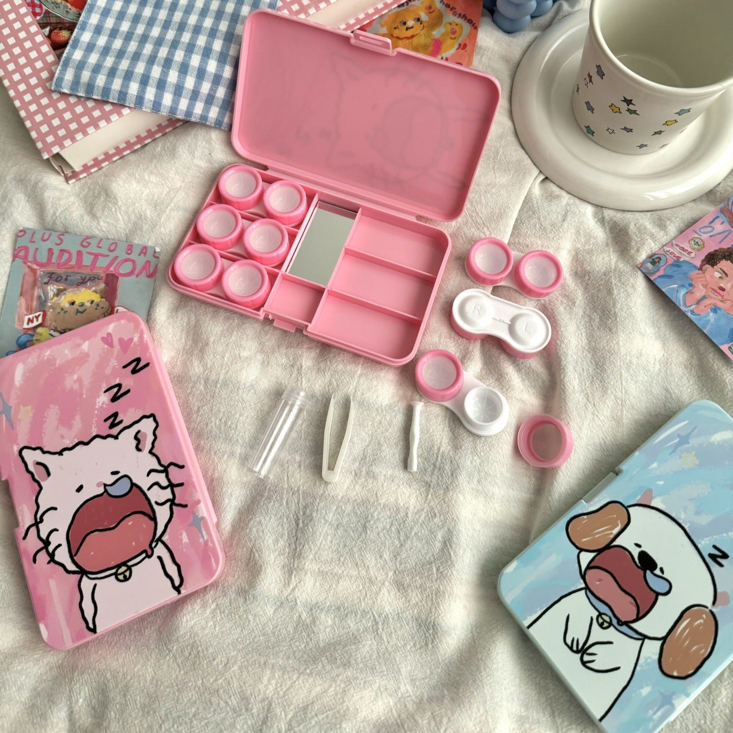 Estuche para lentes de contacto de colores con diseño de cachorro y gato dormilones 