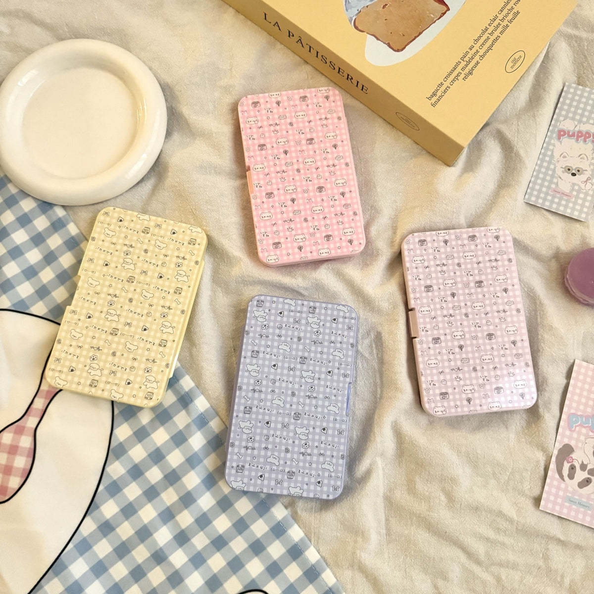 Estuche para lentes de contacto de gatitos con estampado floral pastel 