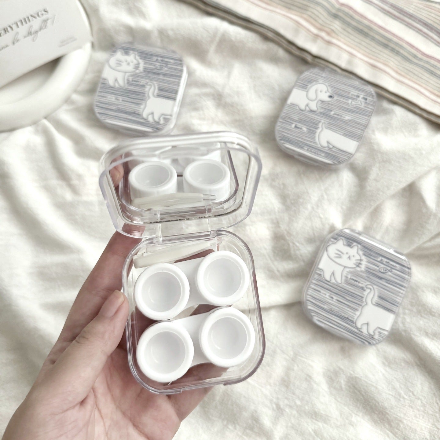 Estuche para lentes de contacto de colores con diseño de pez a rayas de caramelo 