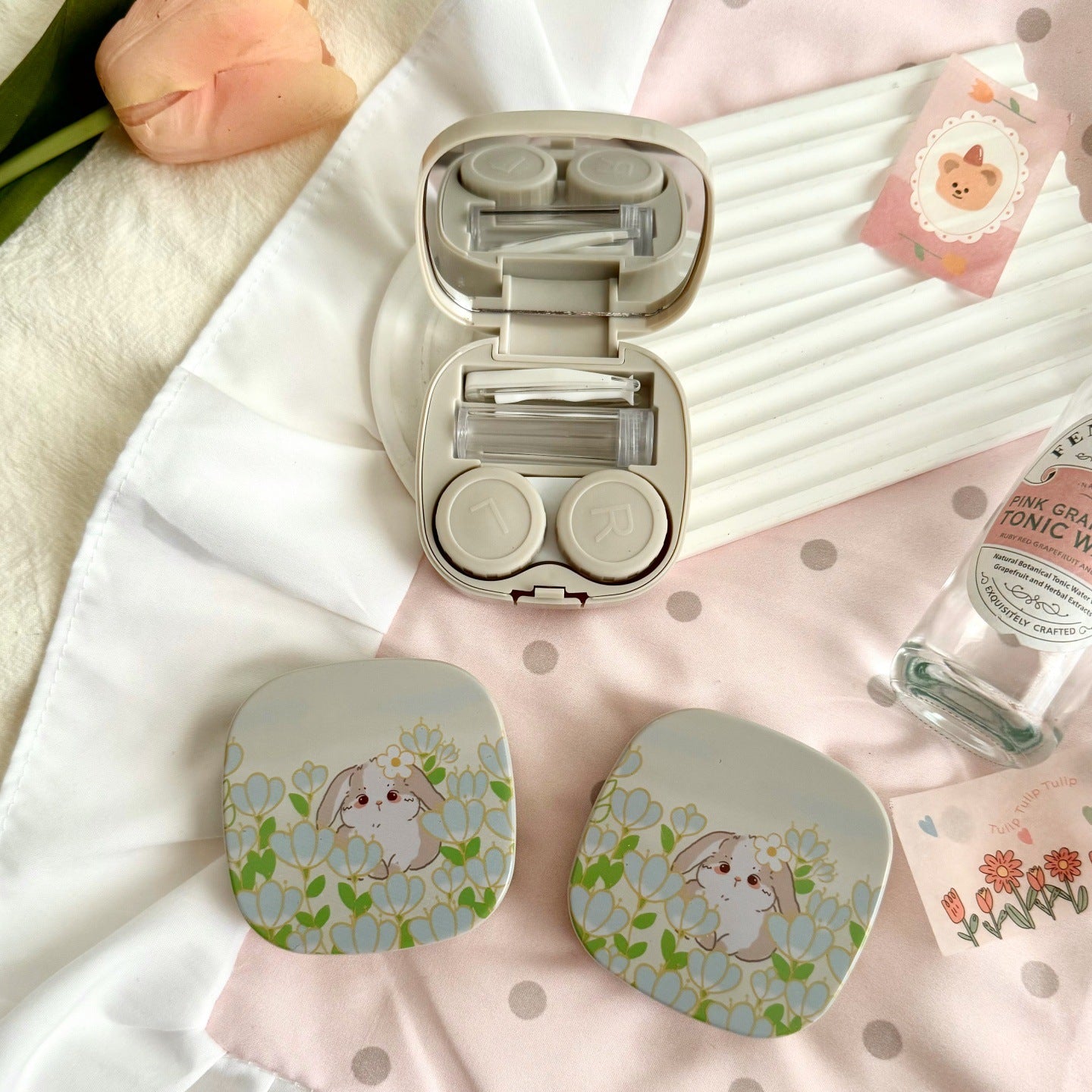 Estuche para lentes de contacto de colores con diseño de conejo tulipán pintado al óleo 