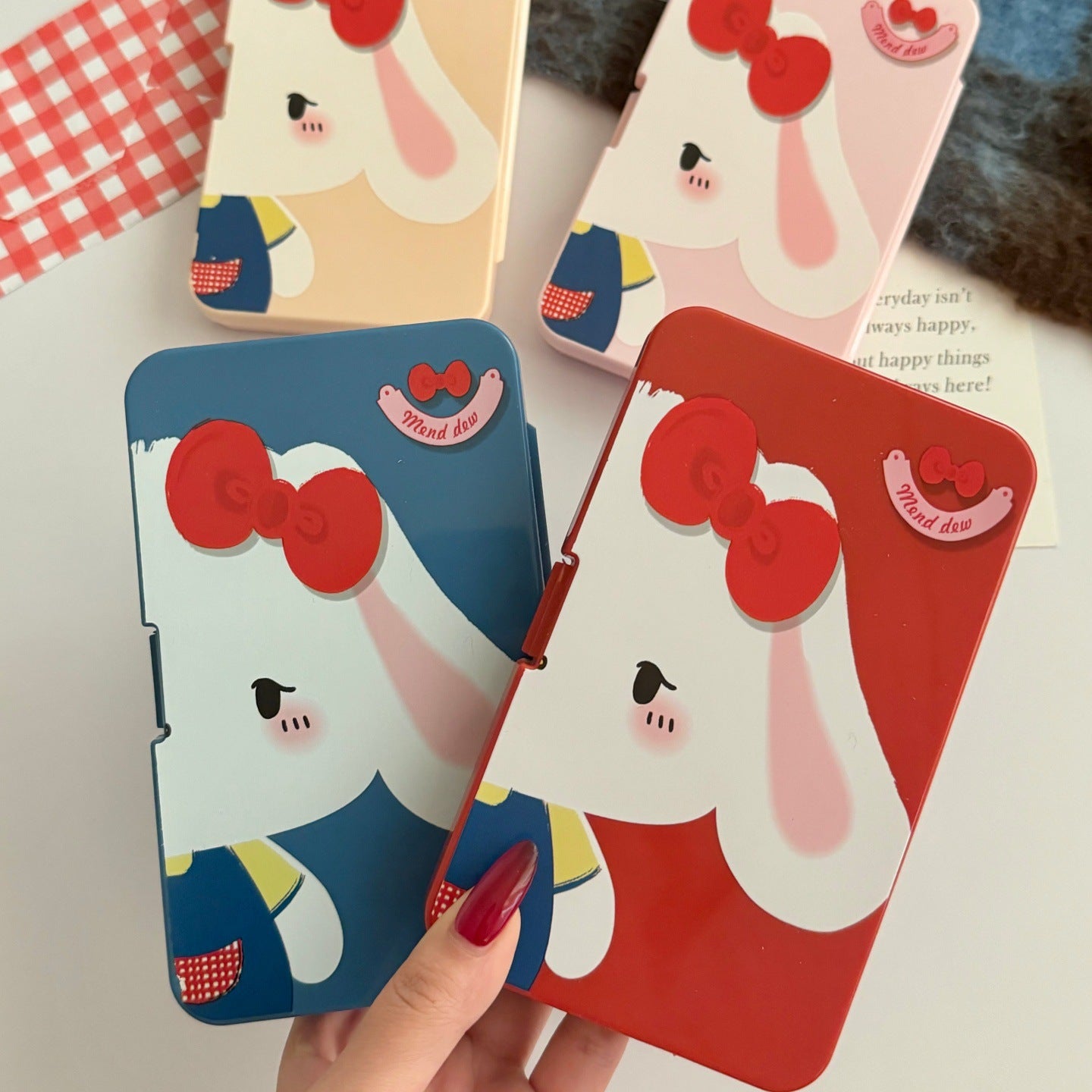 Estuche para lentillas de colores con orejas de conejo
