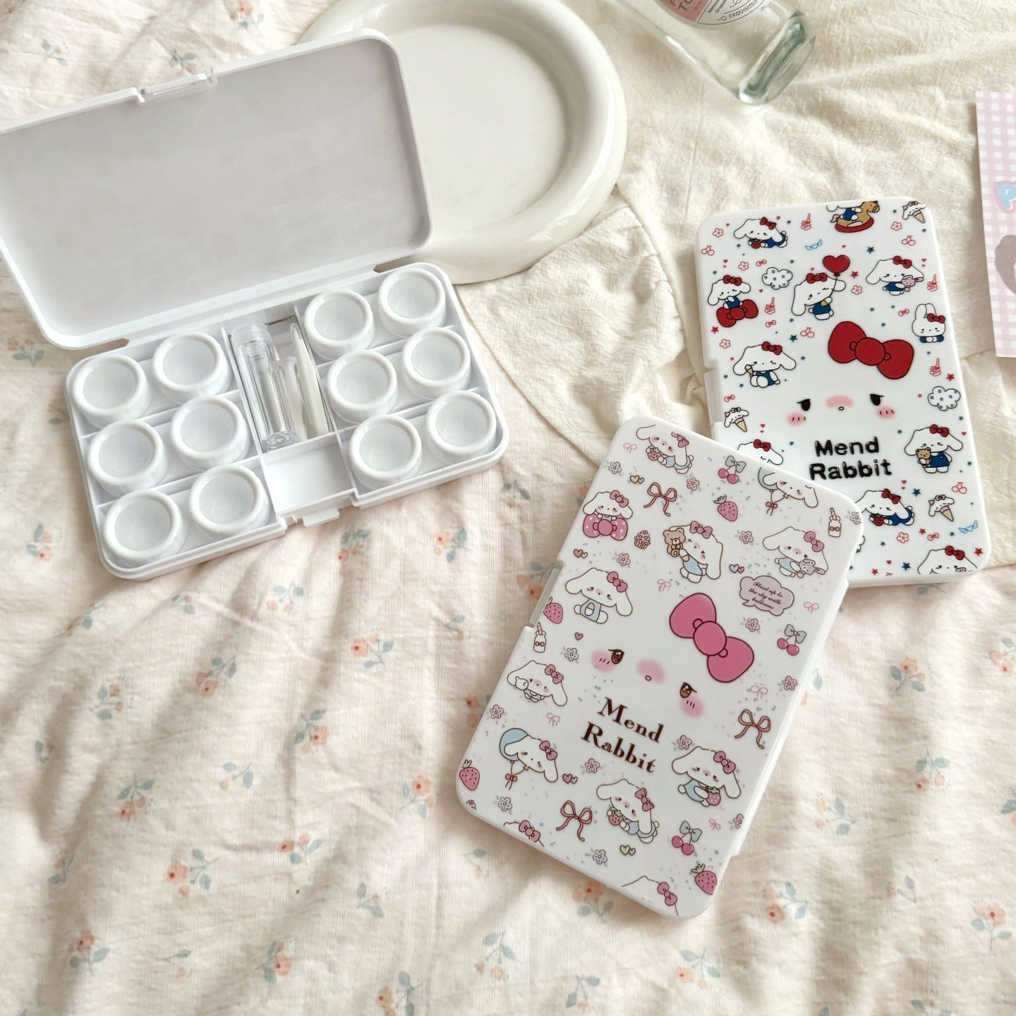 Estuche para lentes de contacto de diario con diseño de conejito de orejas caídas y lazo pastel