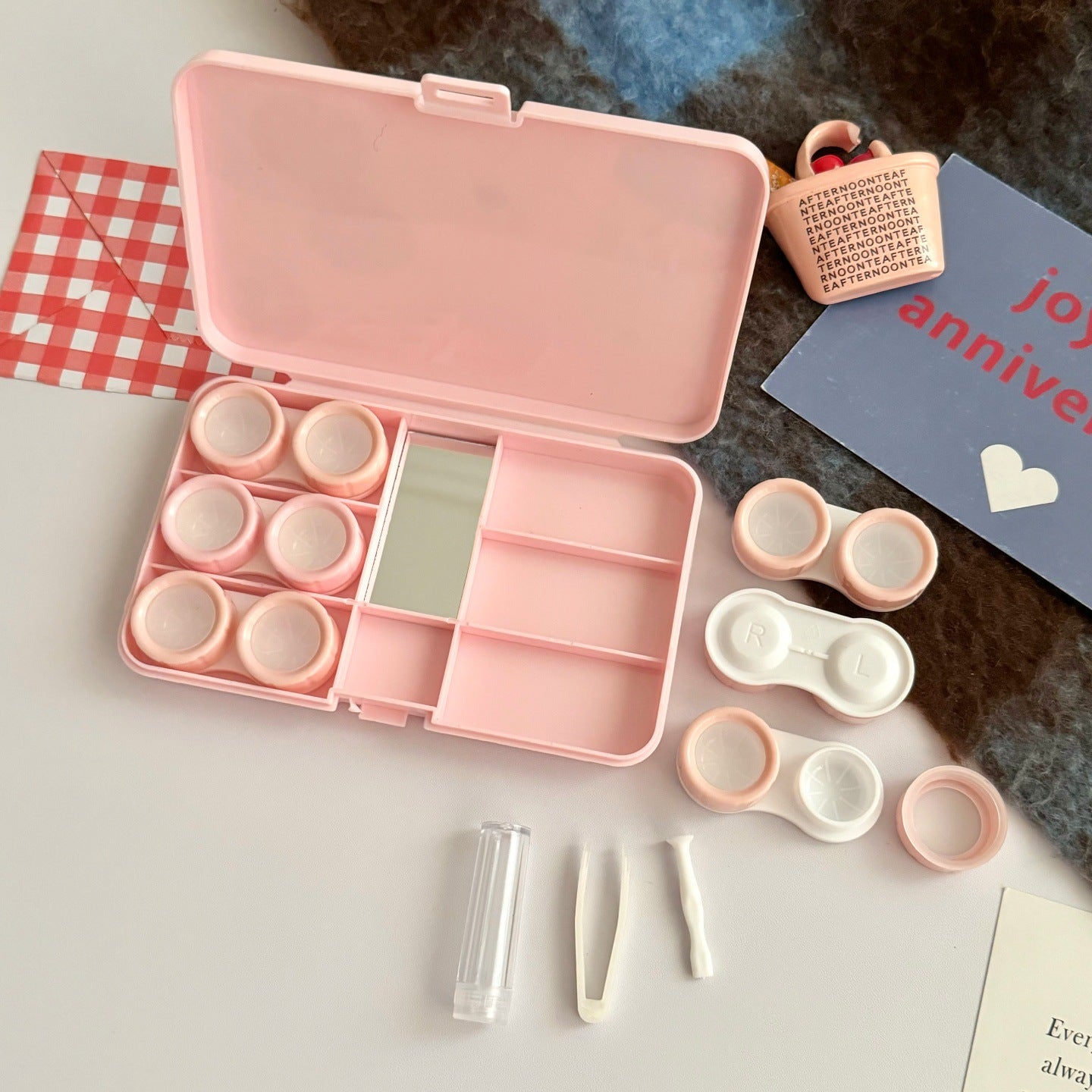 Estuche para lentillas de colores con orejas de conejo