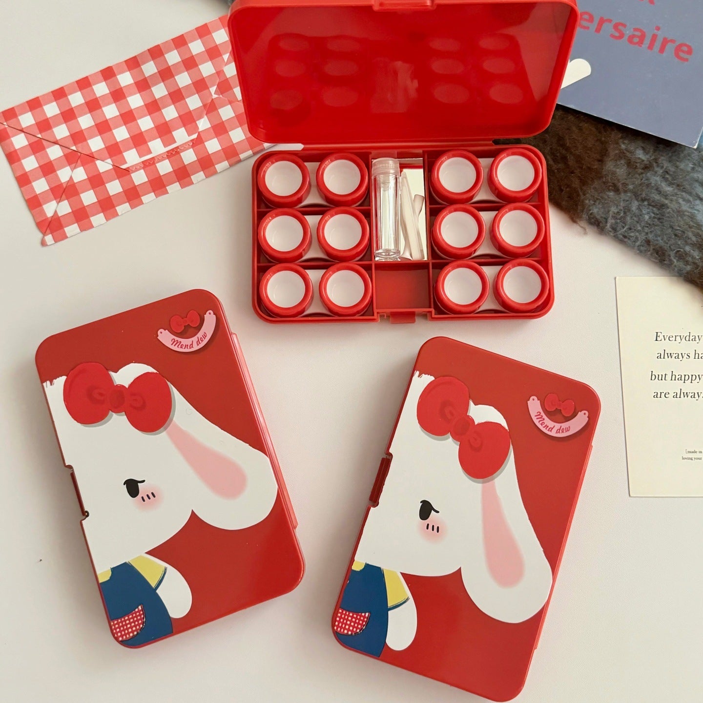 Estuche para lentillas de colores con orejas de conejo