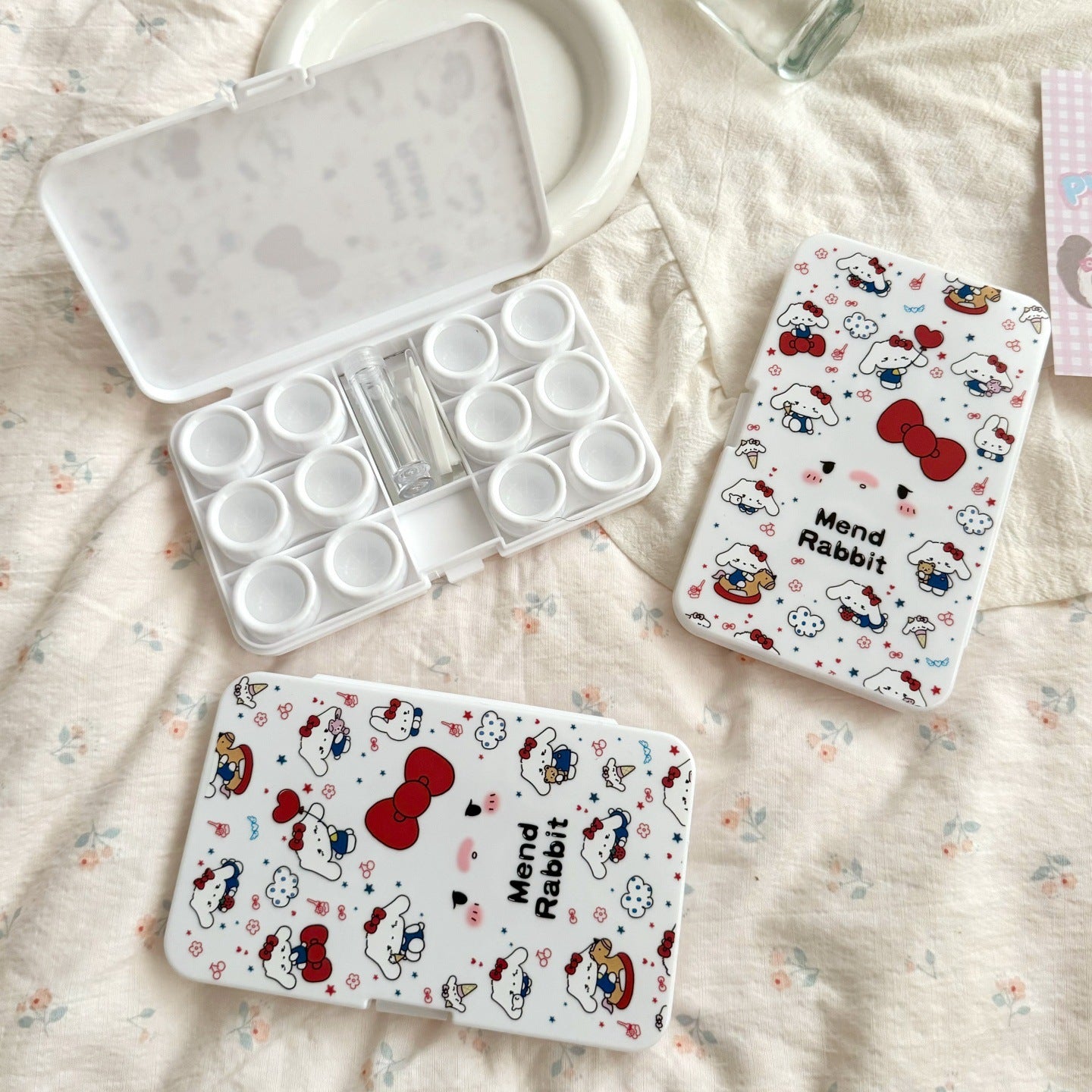 Estuche para lentes de contacto de diario con diseño de conejito de orejas caídas y lazo pastel