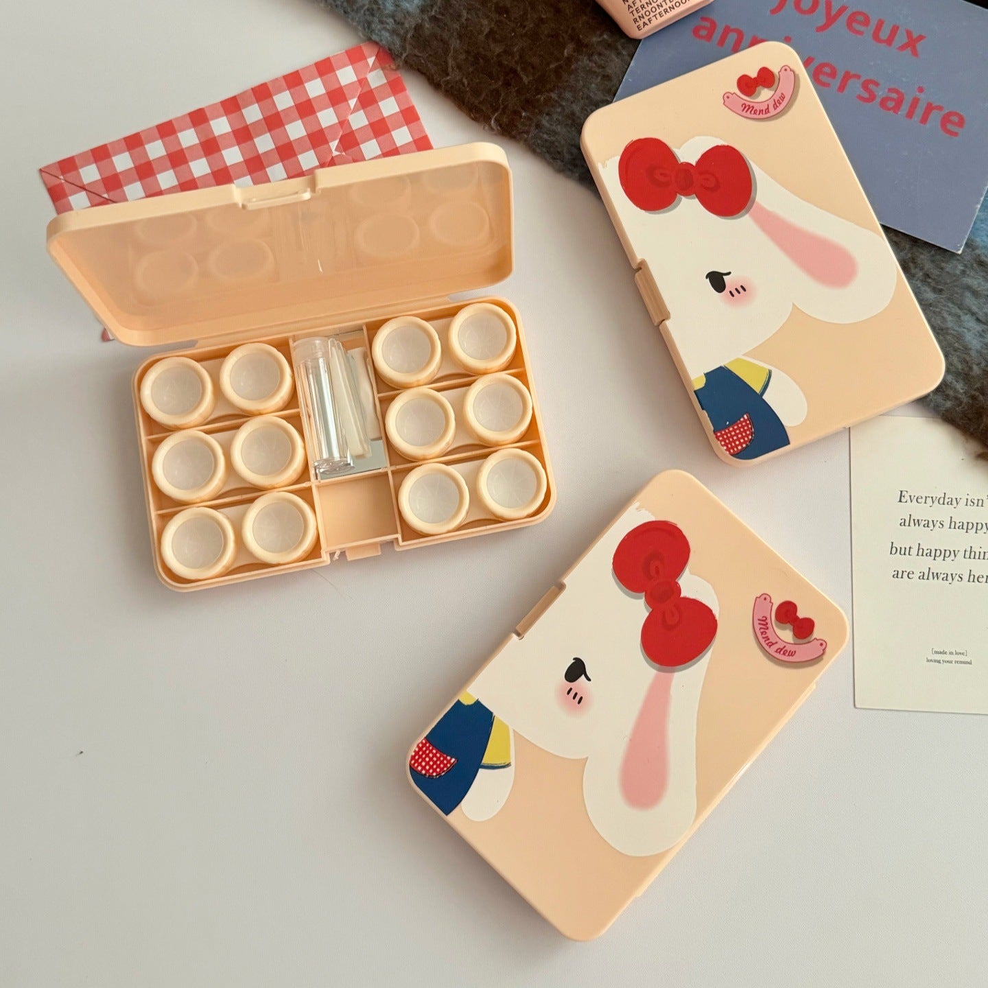 Estuche para lentillas de colores con orejas de conejo