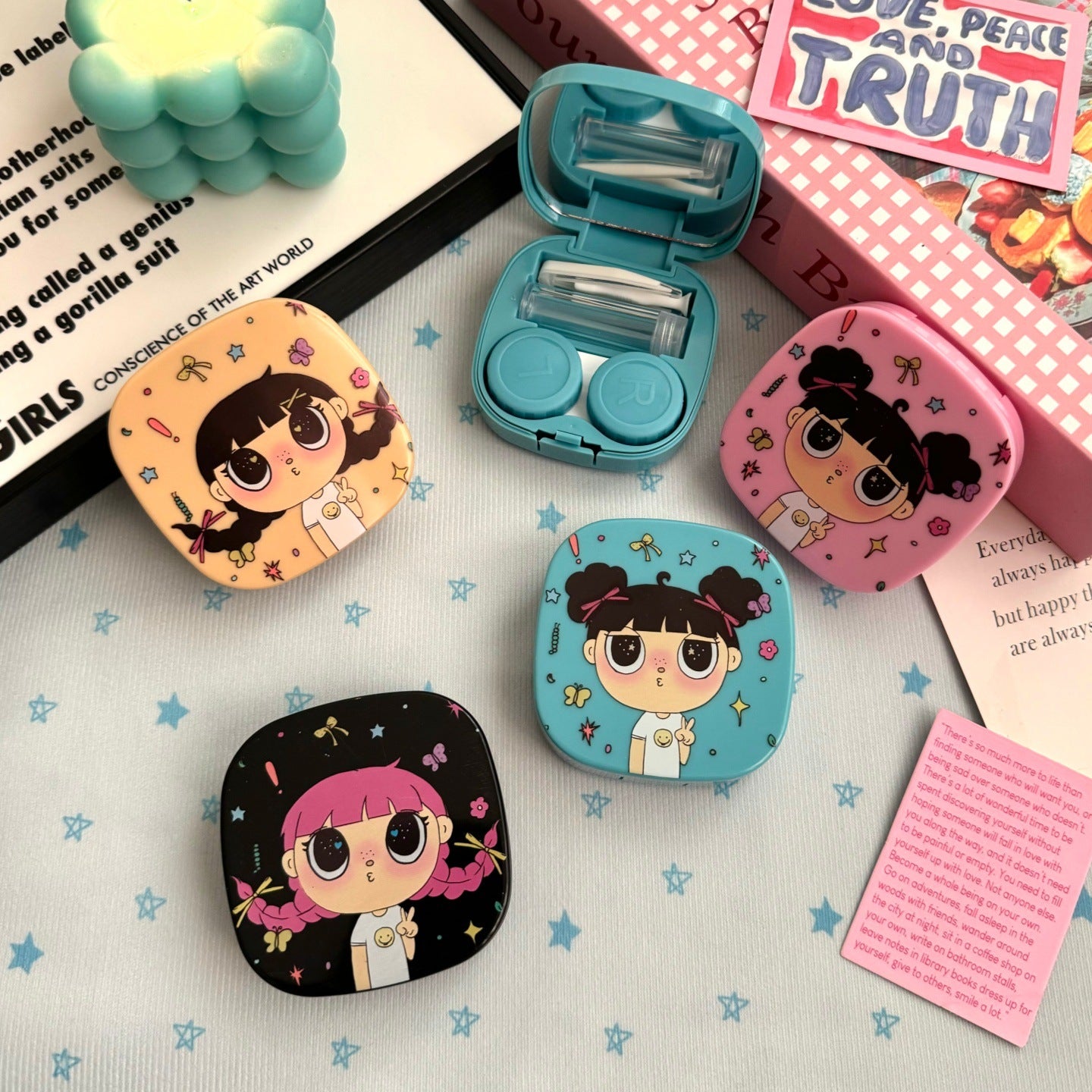 Estuche para lentes de contacto de colores de niña Dolly con coletas y puchero