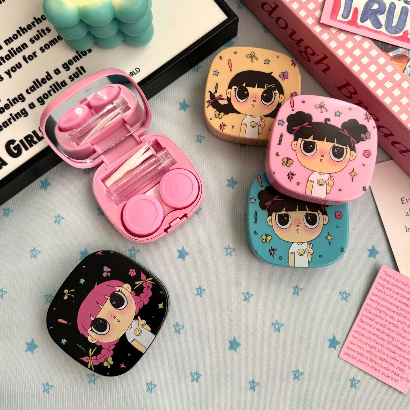 Estuche para lentes de contacto de colores de niña Dolly con coletas y puchero