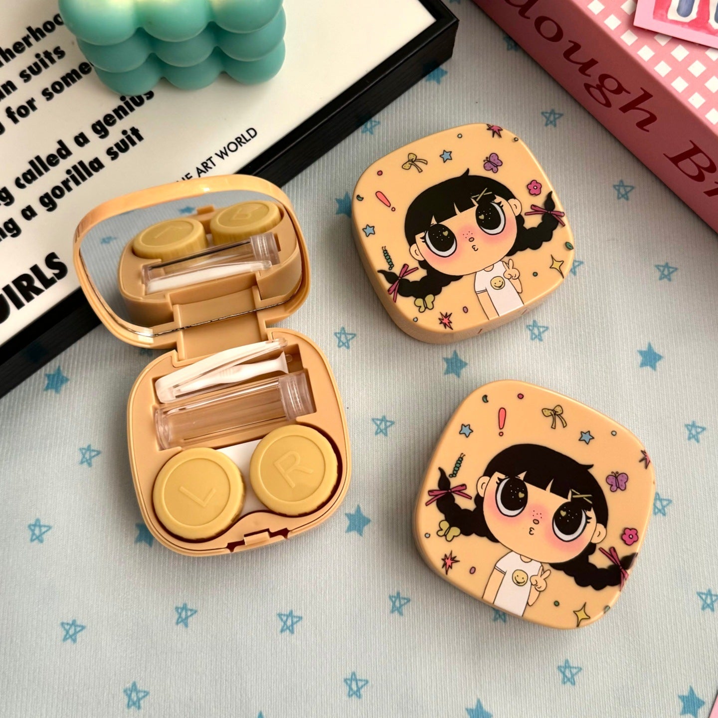 Estuche para lentes de contacto de colores de niña Dolly con coletas y puchero