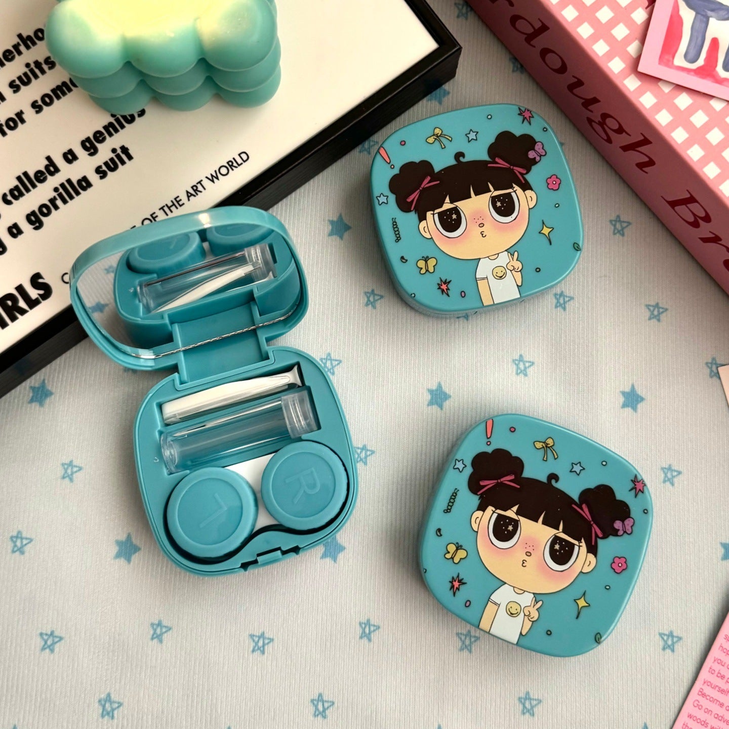 Estuche para lentes de contacto de colores de niña Dolly con coletas y puchero