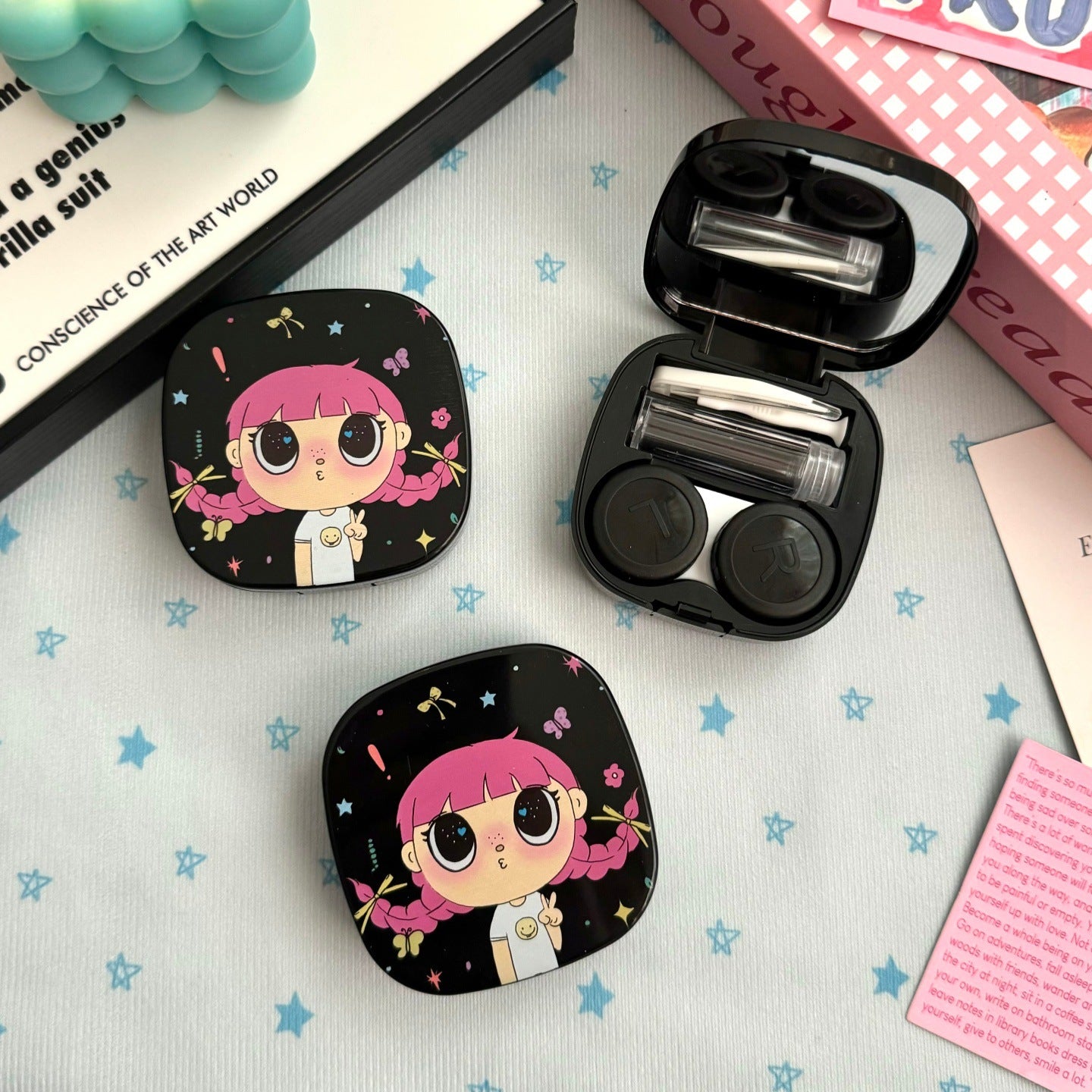 Estuche para lentes de contacto de colores de niña Dolly con coletas y puchero