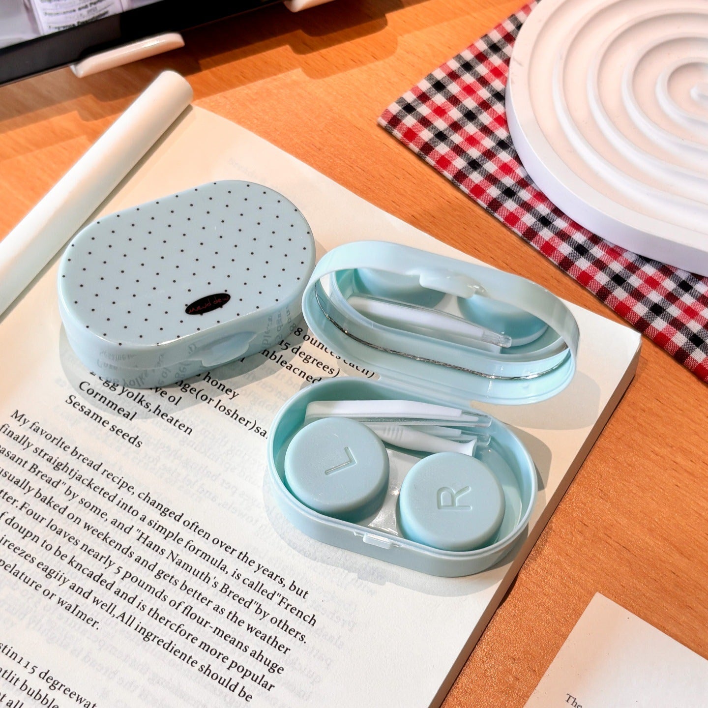 Estuche para lentes de contacto de colores con lunares retro