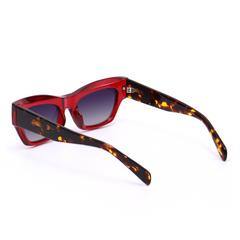 Gafas de sol rojas con diseño de ojo de gato de Giselle 