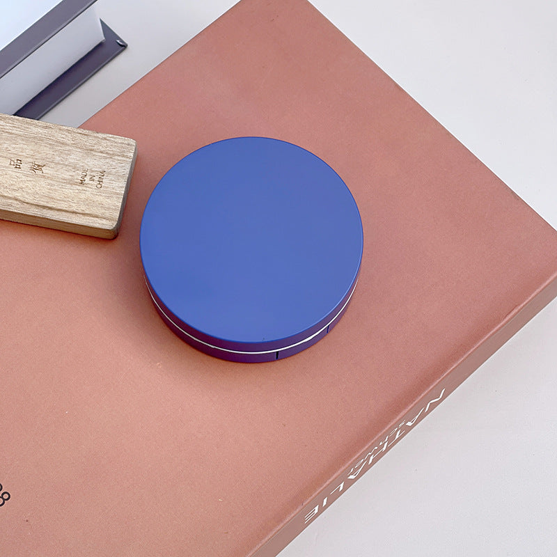 Estuche redondo para lentes de contacto de color café con leche cálido 