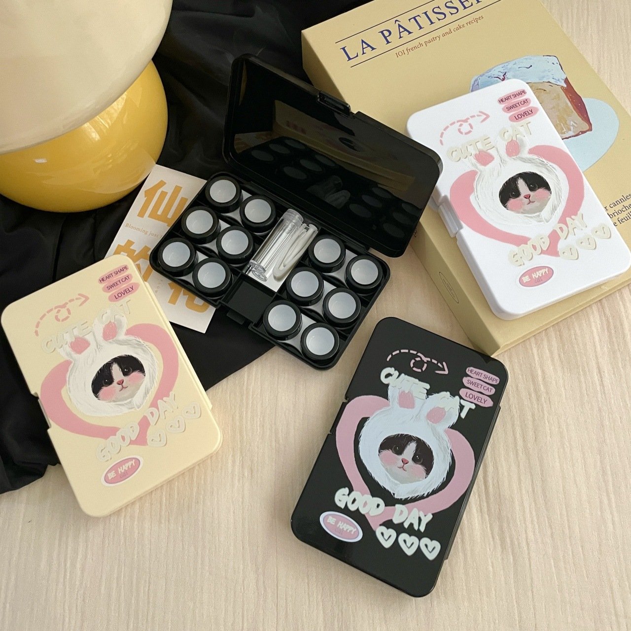 Estuche para lentes de contacto de colores con un lindo gato 