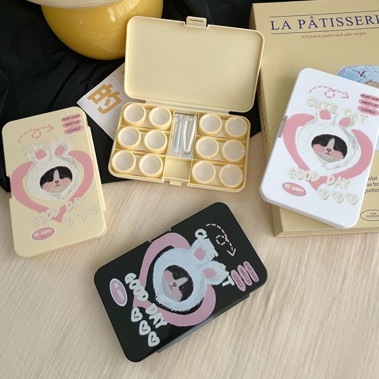 Estuche para lentes de contacto de colores con un lindo gato 