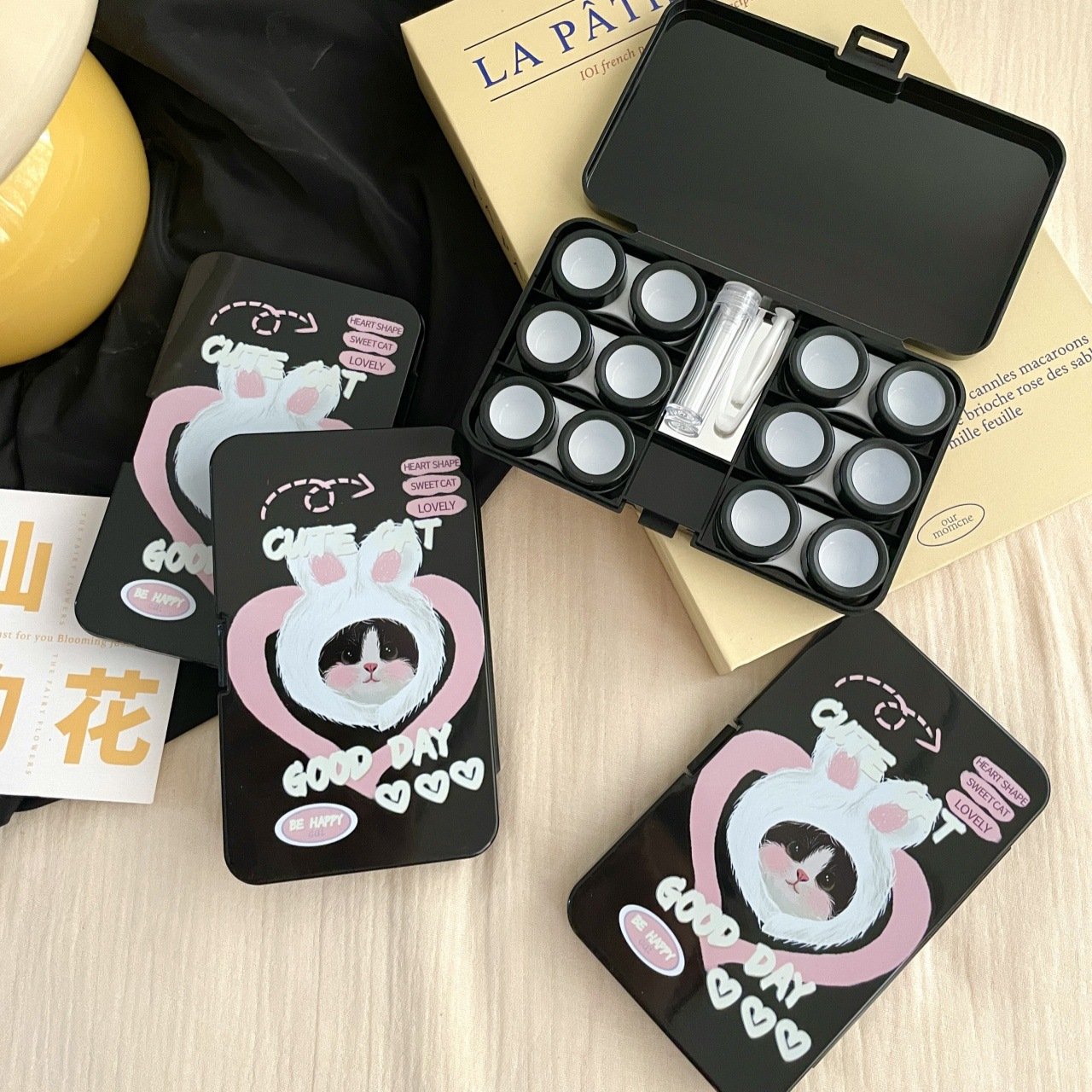 Estuche para lentes de contacto de colores con un lindo gato 