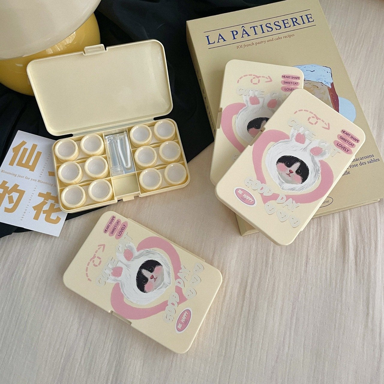 Estuche para lentes de contacto de colores con un lindo gato 